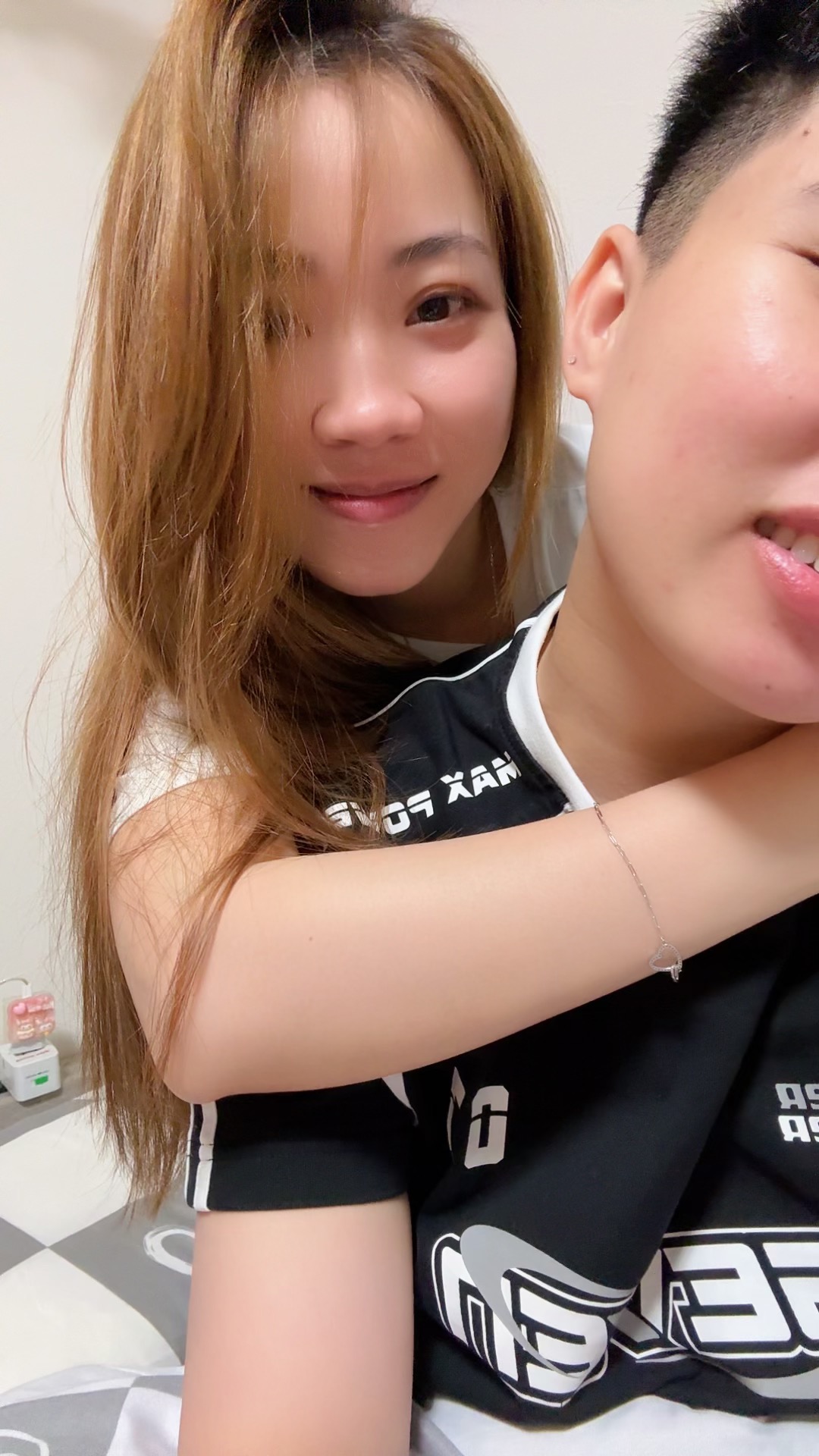 Cuối cùng, khoảng cách cũng chỉ còn là một cái ôm.